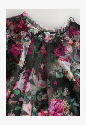 Zwarte bloes met een bloemenpatroon en een gerimpelde halslijn. Bevat roze, groene en witte bloemen. Lichtgewicht, gestructureerde stof.