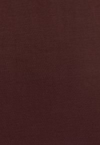 Bordeaux-tyg, slät textur, något stretchigt, enhetlig färg utan mönster eller märkbara detaljer synliga över hela ytan.