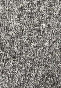 Grijs en wit gebreid textiel met een gestructureerd patroon. Bevat een mix van vezels voor een zachte afwerking, met een licht gevlekte uitstraling.