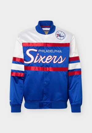 Mitchell & Ness, TEAM COLOR HEAD COACH JACKET PHILADELPHIA 76ERS - Ρούχα για κλαμπ - royal