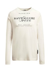 Langärmeliges cremefarbenes T-Shirt mit schwarzem Text auf der Vorderseite: "FOREVER NAVY ALLURE SOCXC EST. BRAND" und einem Etikett an der Seitennaht.