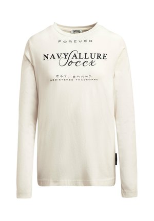 Langärmeliges cremefarbenes T-Shirt mit schwarzem Text auf der Vorderseite: "FOREVER NAVY ALLURE SOCXC EST. BRAND" und einem Etikett an der Seitennaht.