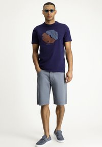 Kigili RUNDHALSAUSSCHNITT GEMUSTERT REGULAR FIT - Camiseta estampada - medium navy blue