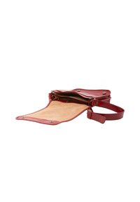 Borsa a tracolla in pelle rossa con finitura liscia, caratterizzata da un'ampia apertura, interno in suede beige e tracolla removibile.