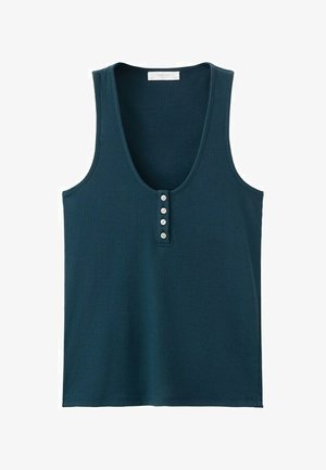 Tamnozeleni top bez rukava s rebrastim uzorkom, izrezom u obliku okruglog vrata i četiri mala bijela gumba na prednjoj zakopčavanju.