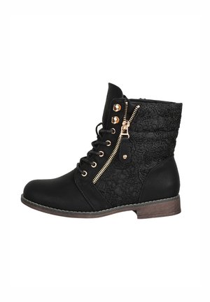Bottine en dentelle noire avec fermeture éclair dorée, lacets à l'avant et petit talon en bois.