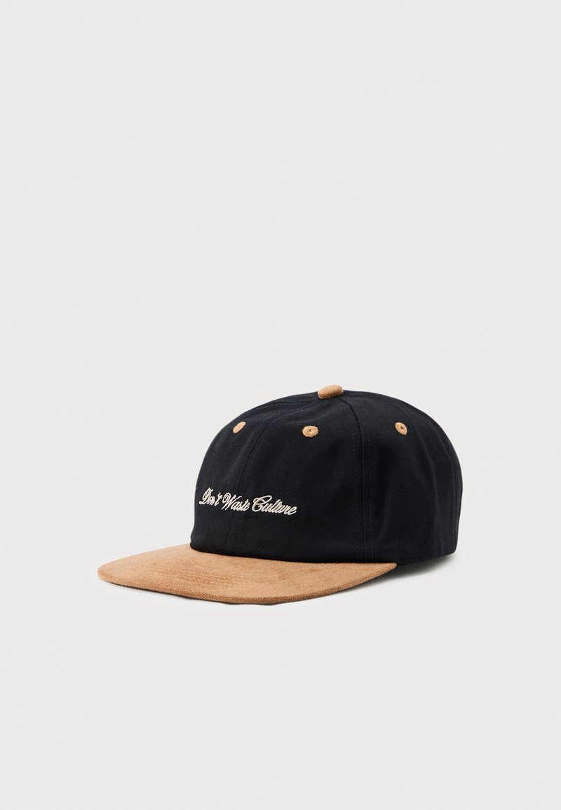 Mustmust värvi puuvillane kübar, millel on beež suede visor, sisaldab brodeeritud teksti "Ära raiska kultuuri" ja viit dekoratiivset metallist silmust.