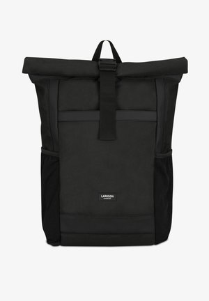 Mochila negra de tipo roll-top hecha de un tejido duradero, con un amplio compartimento principal, bolsillos de malla laterales y cierre de correa. Diseño sencillo.