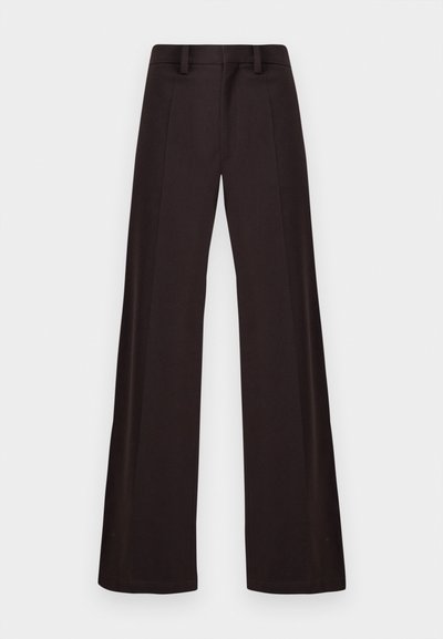 Široke hlače od tamnog materijala, s glatkom teksturom, petljama za remen i prednjim pregibom, s čistim, neukrašenim dizajnom.