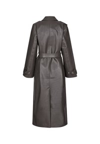 Lang, mørk grå lær trench coat med belte i livet, vide ermer og knappe detaljer ved mansjettene, med klassisk krage og en glatt tekstur.