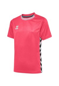 Camiseta deportiva rosa fabricada con un material suave y transpirable. Presenta un patrón de cheurón en blanco y negro en los laterales y un cuello redondo.