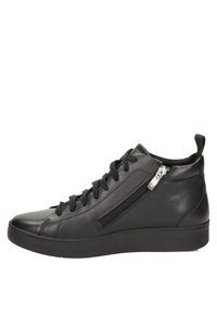 Zapatillas altas de cuero negro con puntera redonda, cordones en la parte frontal, cremallera lateral y suela de goma texturizada. Acabado suave y detalles sutiles.