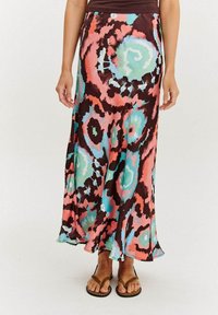 Mnohofarebná maxi sukňa s vírovým vzorom v ružovej, modrej a hnedej farbe, vyrobená z ľahkej, hladkej textílie s voľným lemom.