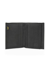 Cartera de cuero negro con múltiples ranuras para tarjetas, interior suave y logotipo RFID en relieve en el interior. Diseño abierto para un fácil acceso.