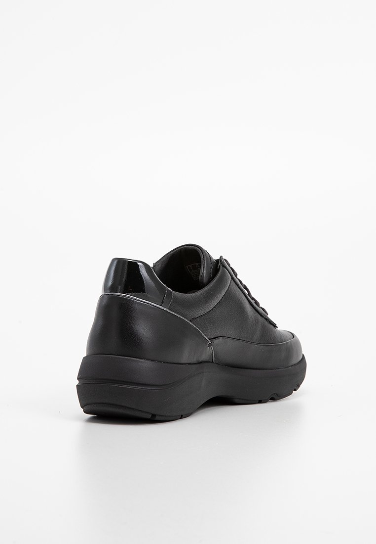 Schwarze Leder-Sneaker mit runder Zehenpartie, flachem Design und glatter Oberfläche. Verfügt über eine gepolsterte Sohle und glänzende Akzente an der Ferse.