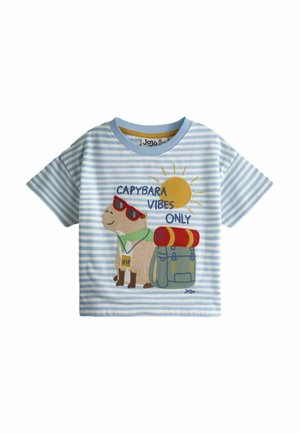 Modré pásikavé bavlnené tričko s vyšívaným kapybarom v slnečných okuliaroch, sprevádzané batohom a textom "LEN KAPYBAROVÉ VIBRÁCIE."