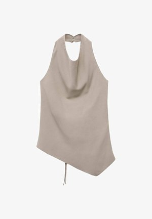 Haut asymétrique beige en tissu lisse, doté d'un col halter, d'un devant drapé et d'une fermeture à boutons au dos avec un détail noué à l'ourlet.