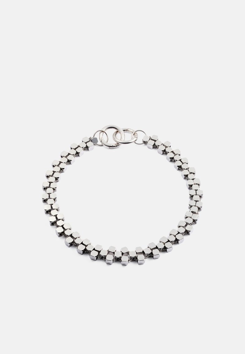 Ασημένια βραχιόλι με συνδεδεμένους εξαγωνικούς μεταλλικούς συνδέσμους, λεία επιφάνεια και ασφαλές κλείσιμο. Απλός γεωμετρικός σχεδιασμός.