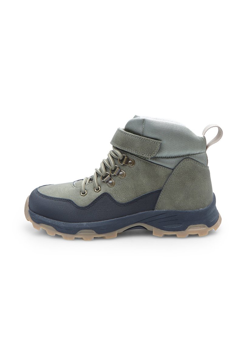 Botas de senderismo en verde y marino con lados texturizados, cuello acolchado, cordones y una correa de velcro; cuentan con una suela de goma resistente para una mejor tracción.