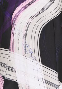 Abstrakcyjny wzór na tkaninie z odważnymi falistymi liniami w kolorach białym, różowym, czarnym i fioletowym na gładkim materiale tekstylnym.