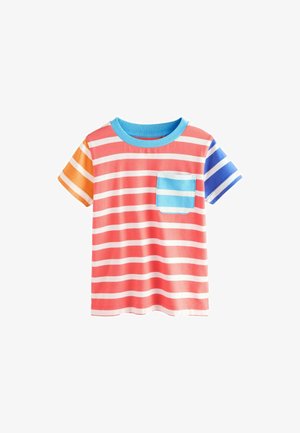 Tricou cu mânecă scurtă în dungi, de culoare coral, portocalie și albastră. Are un buzunar pe piept de culoare albastră deschisă și un gât cu formă rotundă. Material din bumbac.