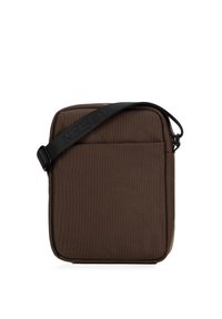 Borsa a spalla in tessuto marrone con texture, dotata di tracolla regolabile, con tasca frontale e forma rettangolare. Chiusura con zip superiore.