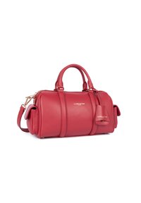 Borsa a tracolla in pelle rossa con superficie a ciottoli, dotata di doppi manici superiori, una tracolla removibile e hardware in tonalità oro. Presenta una chiusura con zip e un'etichetta per bagagli.