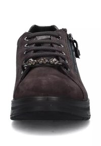 Sneaker in suede grigio scuro con punta arrotondata, suola in gomma nera, lacci piatti, strass decorativi e zip laterale per un facile accesso.