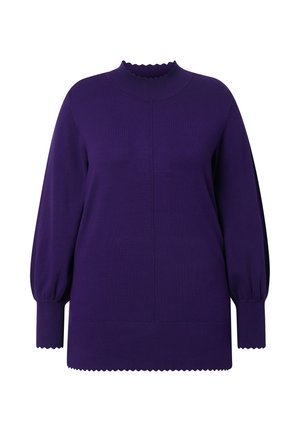 Lila Strickpullover mit hohem, gewelltem Ausschnitt, Ballonärmeln und gewelltem Saum. Glatte Textur, einfaches Design ohne Muster.