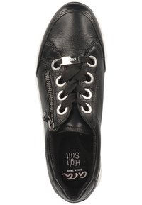 Zapatillas de cuero negro con punta redonda, cordones en la parte frontal, detalle de cremallera en el lateral y plantilla acolchada con suela de goma blanca.