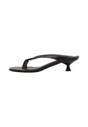 Sandalia negra tipo thong con tacón bajo tipo kitten, punta abierta y diseño minimalista, mostrada de lado sobre fondo blanco.