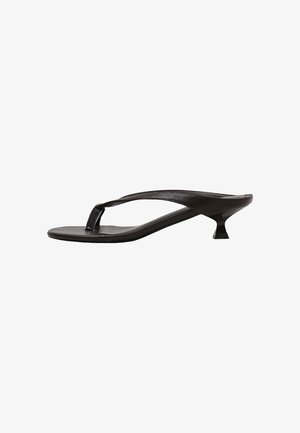 Sandalia negra tipo thong con tacón bajo tipo kitten, punta abierta y diseño minimalista, mostrada de lado sobre fondo blanco.