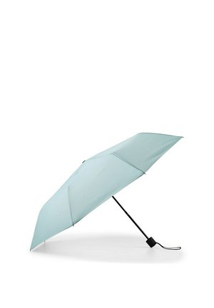 Jasnoniebieski kompaktowy parasol z czarnym uchwytem i paskiem na nadgarstek, częściowo otwarty na białym tle.