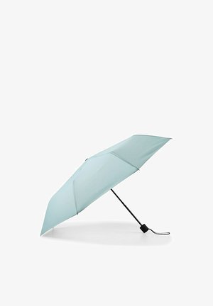 Jasnoniebieski kompaktowy parasol z czarnym uchwytem i paskiem na nadgarstek, częściowo otwarty na białym tle.