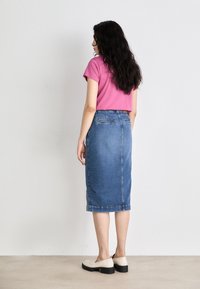 GANT SLIT SKIRT - Pouzdrová sukně - mid blue