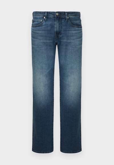 Μπλε τζιν παντελόνι με ίσια γραμμή, μπροστινό κουμπί και φερμουάρ, με πέντε τσέπες, εμφανίζεται πάνω σε απλό φόντο.