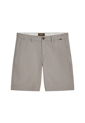 Pantaloni corti grigio chiaro realizzati in tessuto con una texture liscia, dotati di chiusura con bottone, tasche laterali e un'etichetta con il marchio in vita.