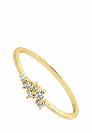 Anillo de oro con cinco piedras preciosas transparentes dispuestas en una formación graduada, con una banda circular suave y formas delicadamente redondeadas.