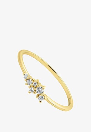 Anillo de oro con cinco piedras preciosas transparentes dispuestas en una formación graduada, con una banda circular suave y formas delicadamente redondeadas.