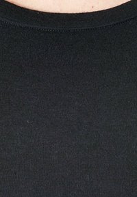 Tessuto a coste nero, vista ravvicinata, con scollatura rotonda e superficie liscia con leggero elasticità. Nessun motivo o accento visibile.