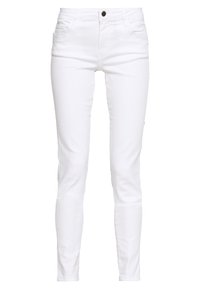 Bílé slim fit džíny s předním knoflíkem a kapsami, vystavené na jednolitém bílém pozadí.