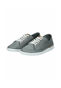 Sneaker in pelle grigia con lacci bianchi, caratterizzati da una suola in gomma bianca testurizzata e un accento beige vicino al tallone, progettati per comfort e stile.