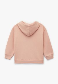 Sudadera de suave tela rosa claro, con capucha, mangas largas y puños y dobladillo de canalé. Textura lisa sin patrones o elementos de hardware visibles.