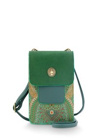 Kleine schoudertas met een groene suède klep, een teal leren voorzak en een ingewikkeld bloemen-paisleyprint in groene en gele tinten.