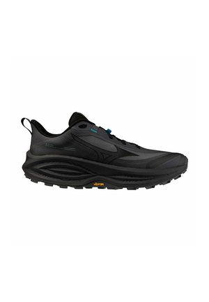 Zapatilla deportiva negra con suela gruesa, agarre texturizado, paneles laterales de malla, lengüeta en el talón y pequeño logotipo de Vibram en la suela exterior.