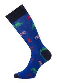 Knælange blå sokker med en mørk kant, prydet med farverige mønstre af træer, kikkert og lokkemad i grøn, rød og pink.