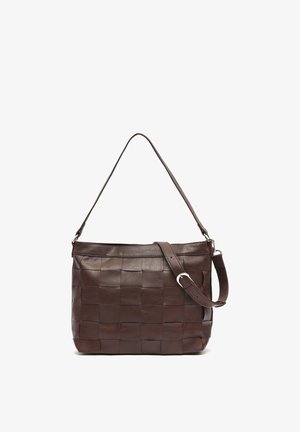 Sac à main en cuir marron avec motif carré tissé, doté d'une seule bandoulière supérieure et d'une sangle réglable avec boucle, sur fond blanc.