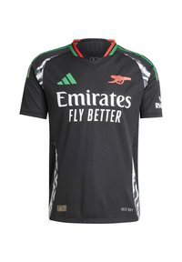 Maillot de sport noir avec des accents verts et rouges, arborant le logo blanc "Emirates" et l'emblème d'Arsenal. Tissu texturé, manches courtes et design à col en V.