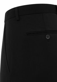 Zwarte broek met een soepele stofstructuur, een elegante tailleband, een achterzak met knoopsluiting en nette stikdetails.
