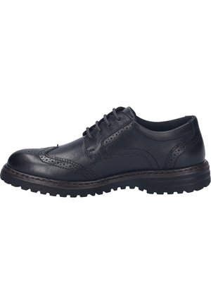 Czarne skórzane buty zapinane na sznurowadła z detalami w stylu brogue, teksturowanym wierzchem oraz wytrzymałą podeszwą z wyraźnym bieżnikiem dla lepszej przyczepności.